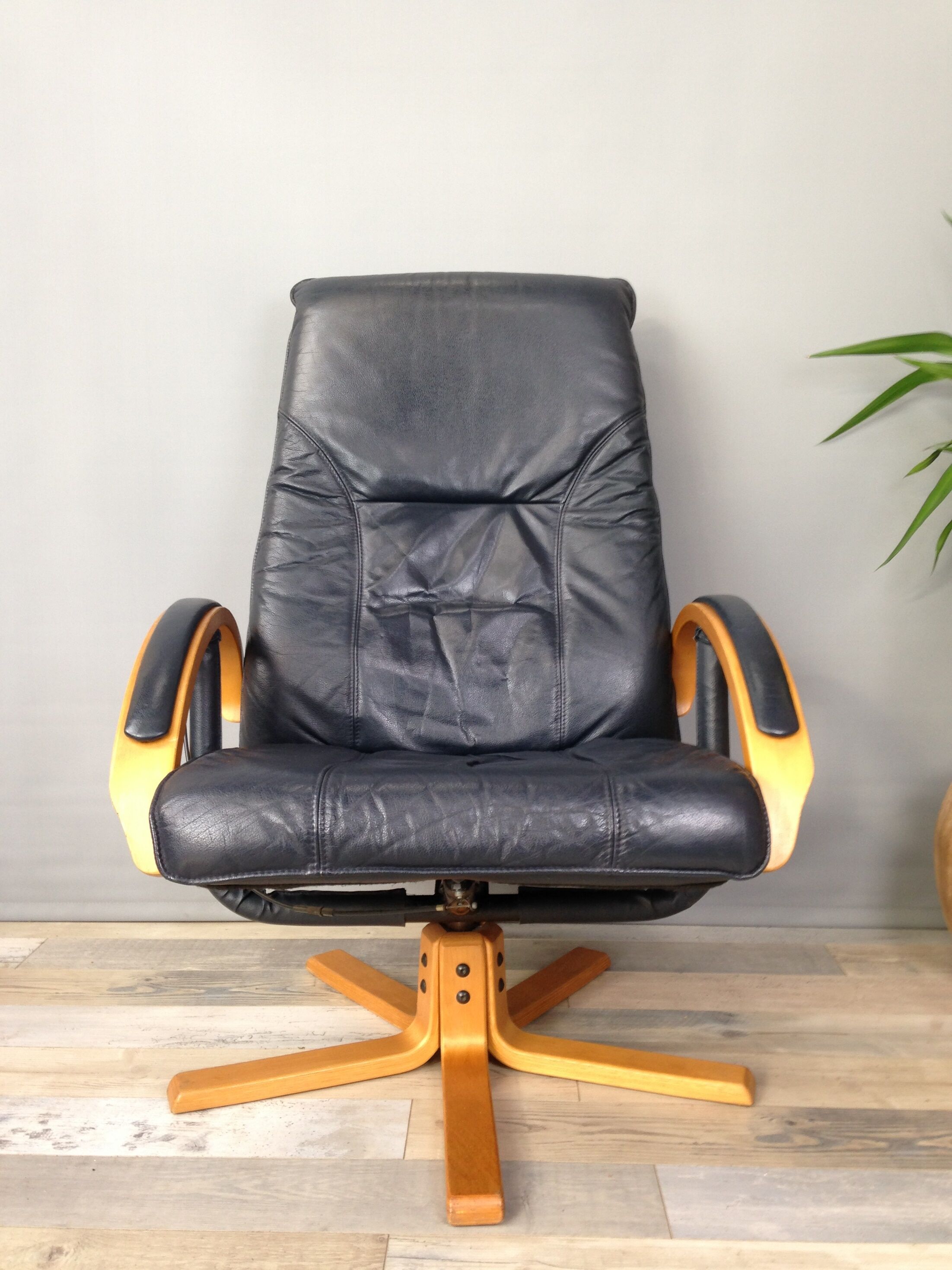 Danish design swivel and reclining relaxed chair by Jorgen Kastholm for Unico