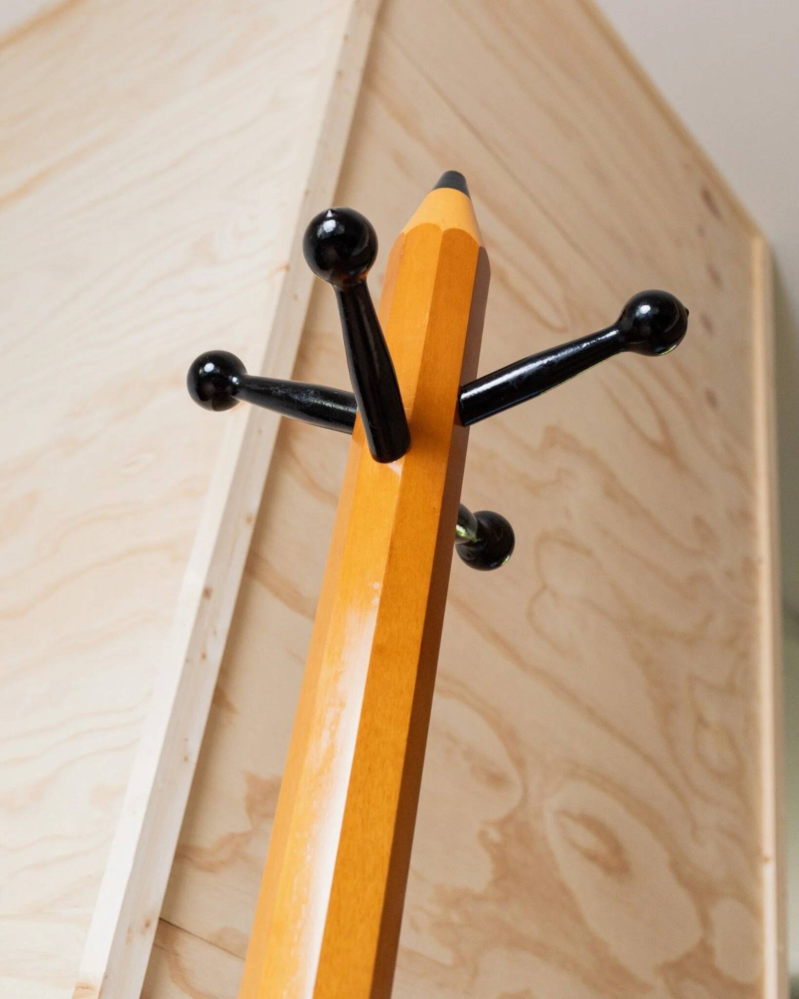 Orange wood Memphis-style Pencil Coat Rack, XL vintage 1980s, Italy by Artema