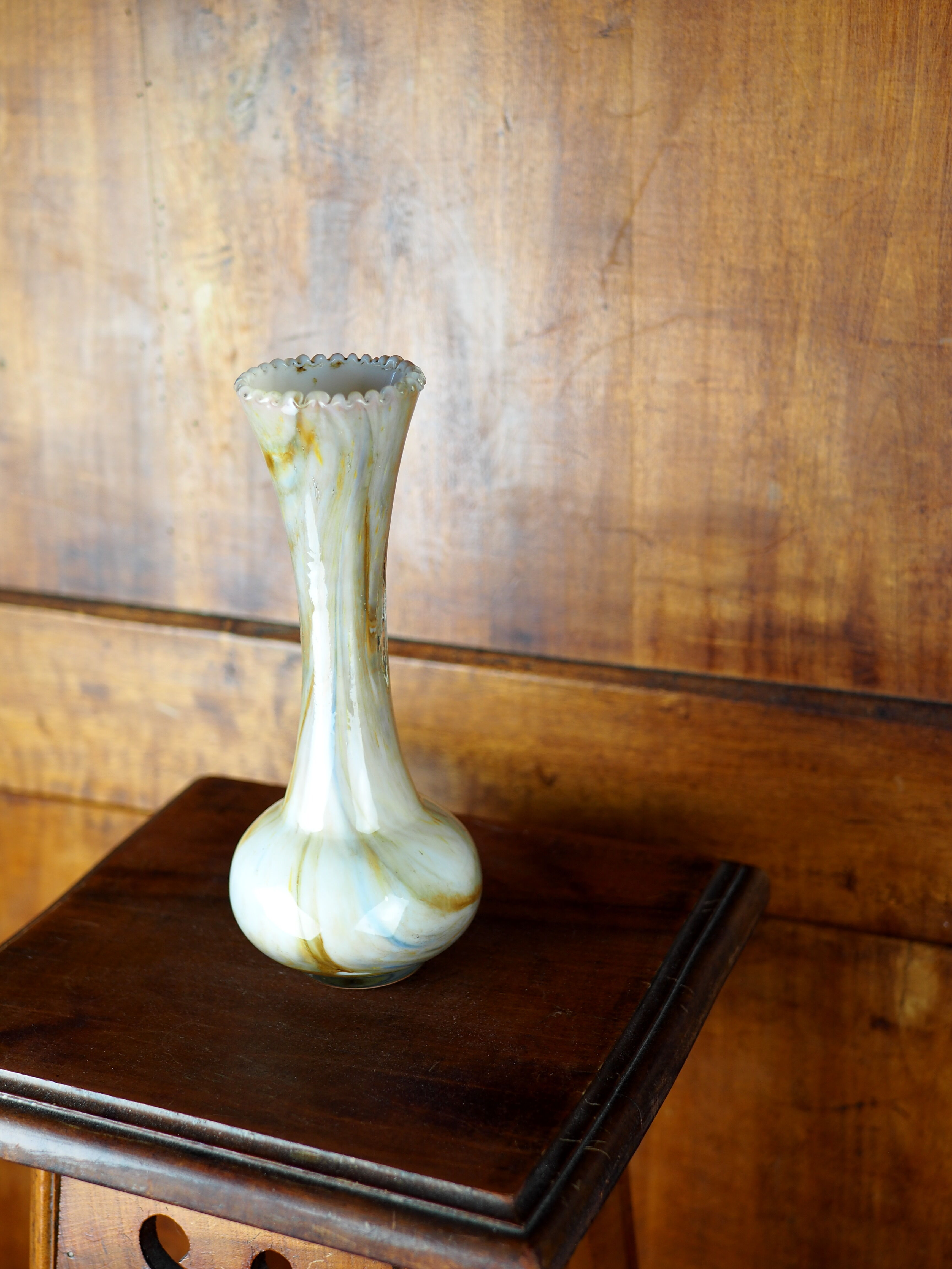 Blown glass vase with serrated neck, marbled white with gold inclusions - late nineteenth