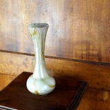 Vase en verre soufflé à col dentelé, blanc marbré à inclusions d'or - fin XIXème