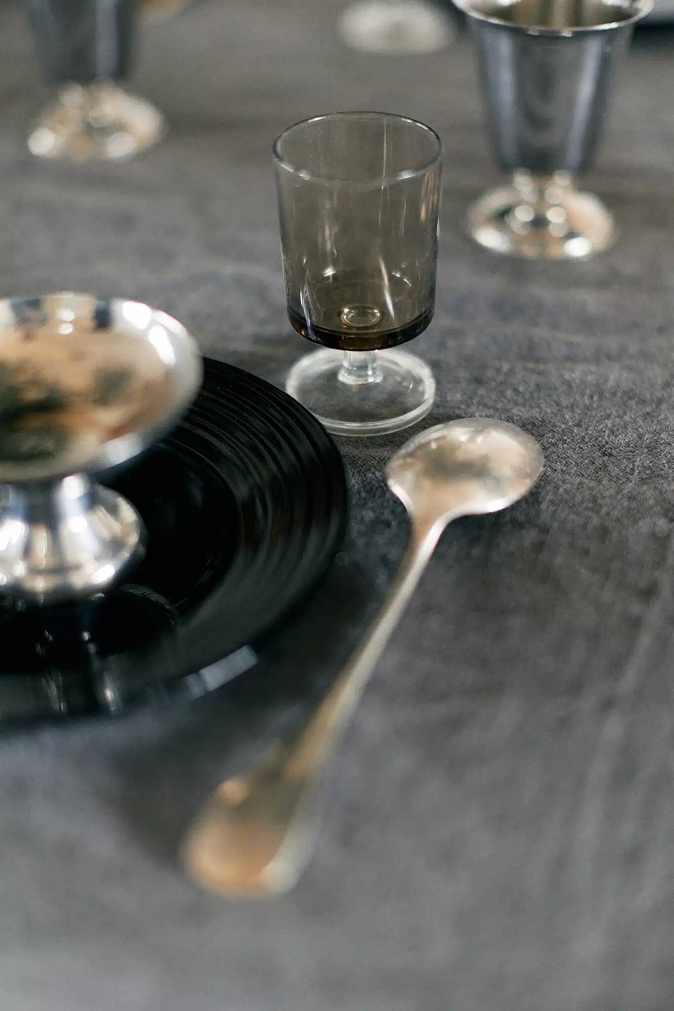 Set of 6 black glass plates "aechmea"