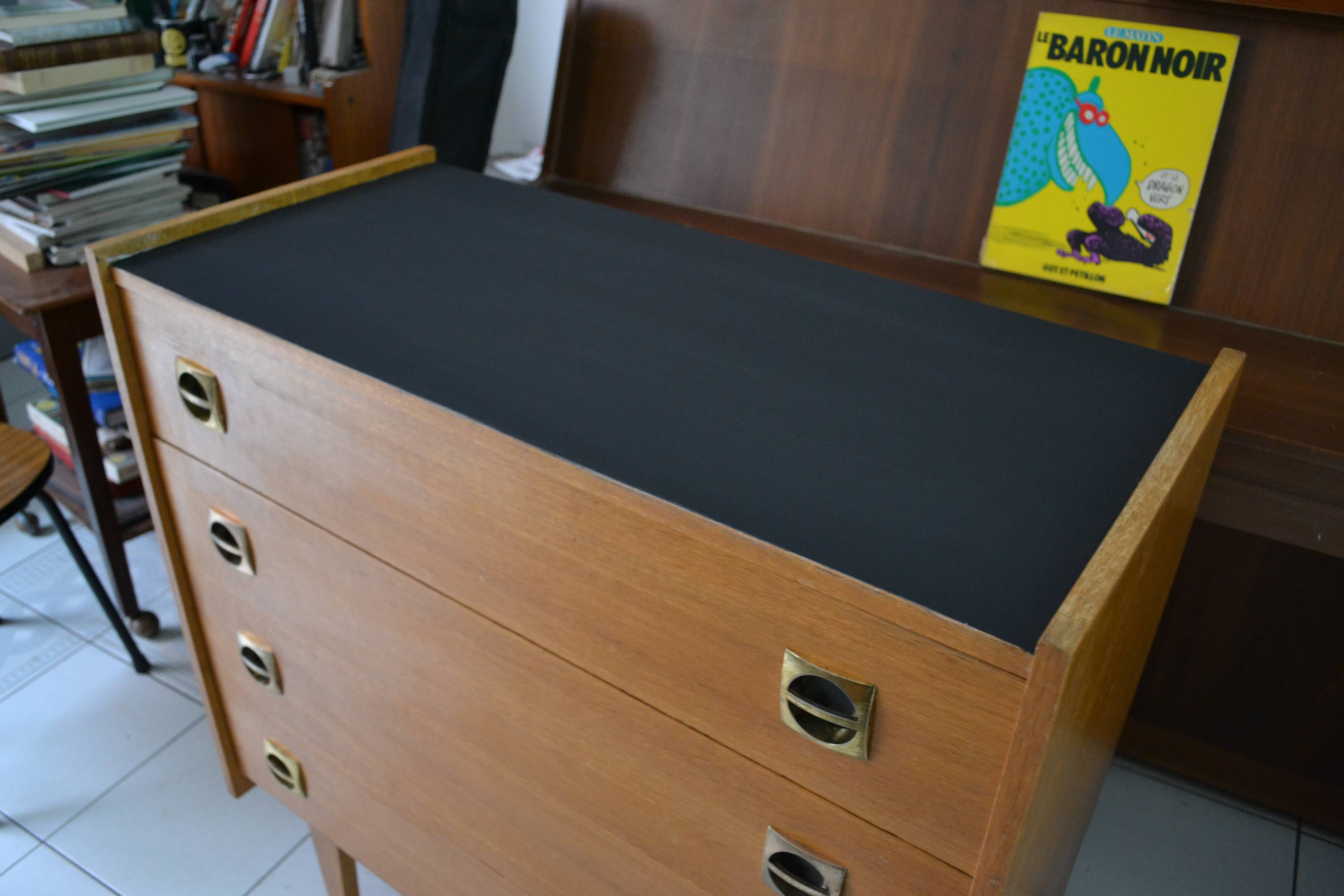 Chest of drawers 60 feet spindle