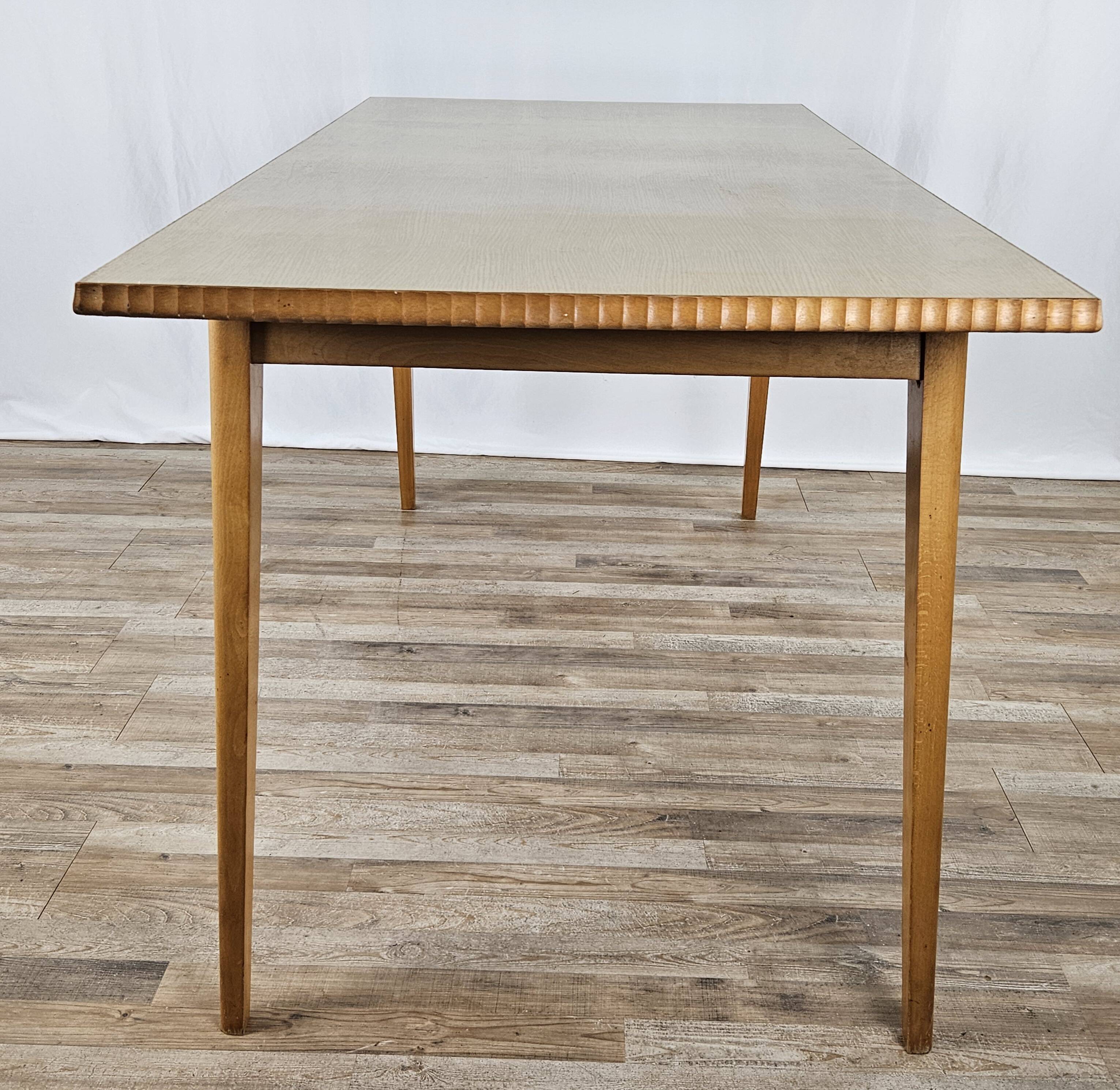 Table à manger des années 1950 en érable avec bord travaillé