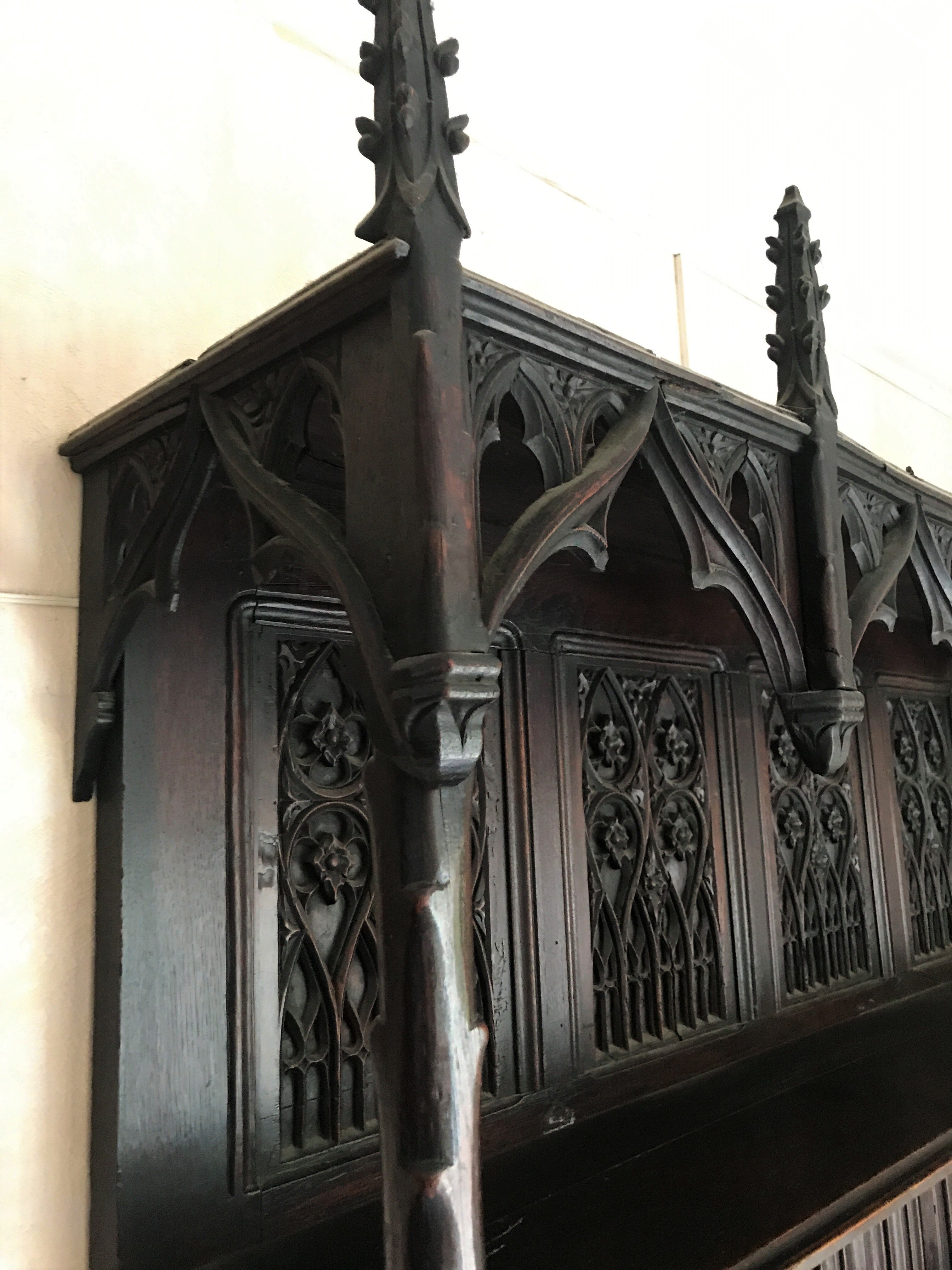 Vaisselier Gothic style