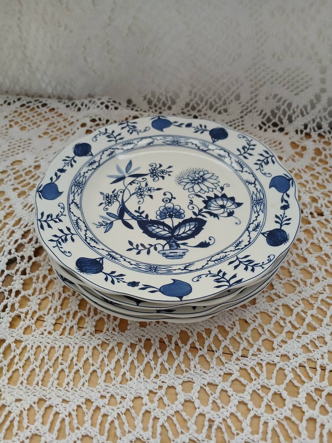 4 Royal Boch dessert plates 