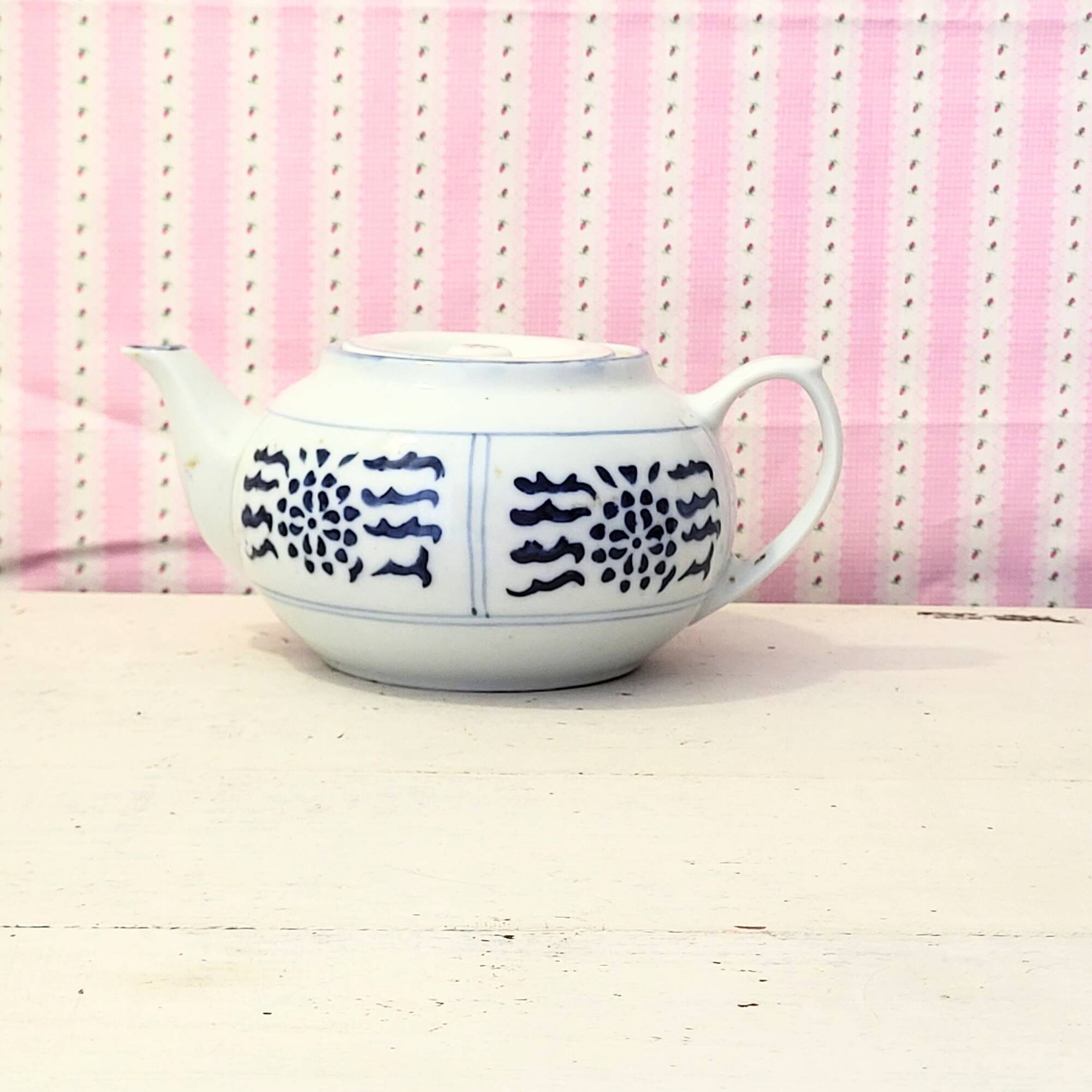 Antique white and blue Chinese porcelain teapot – floral decoration