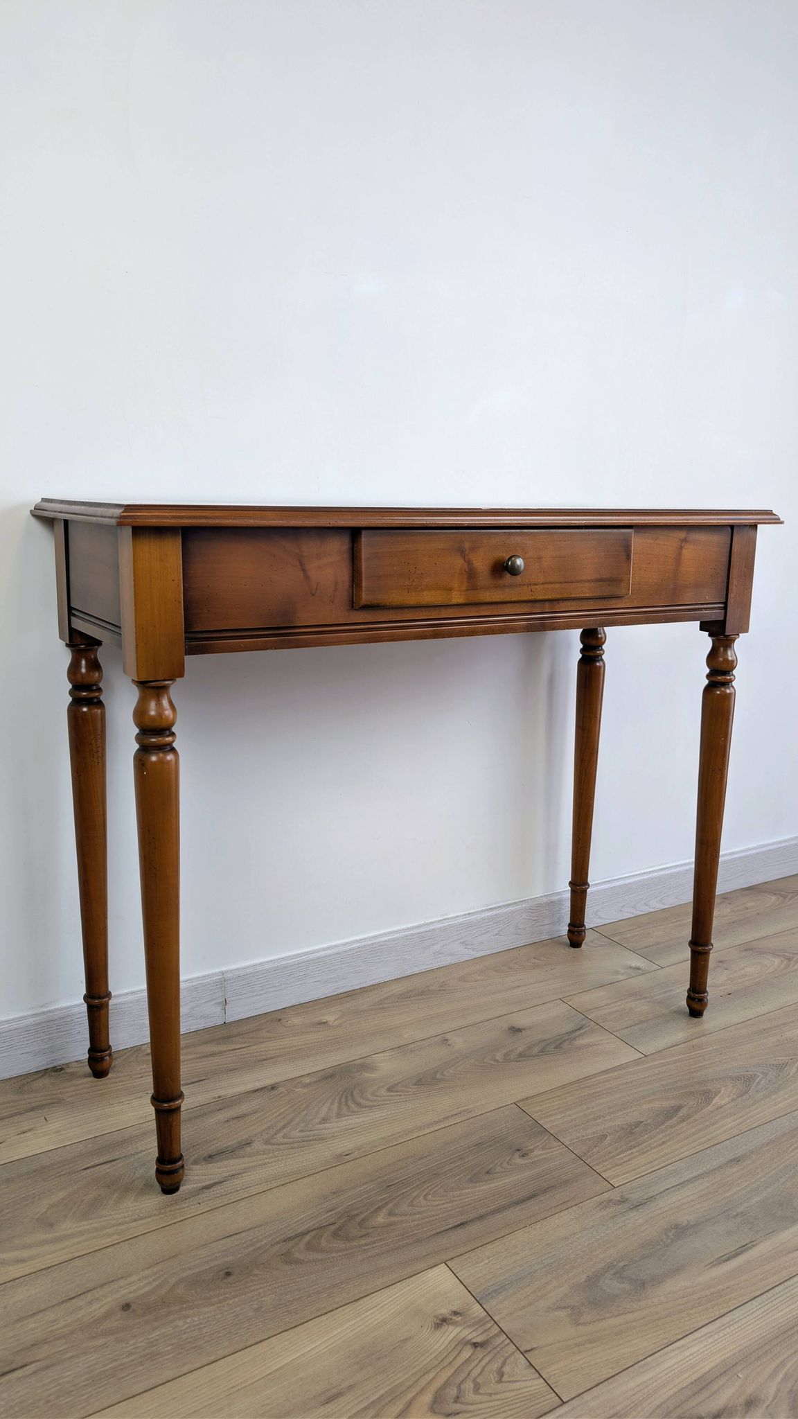 Console en merisier aux pieds tournés et tiroir – charme classique