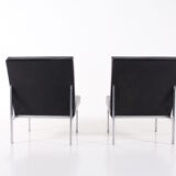 Paire de chauffeuses modernistes en cuir noir