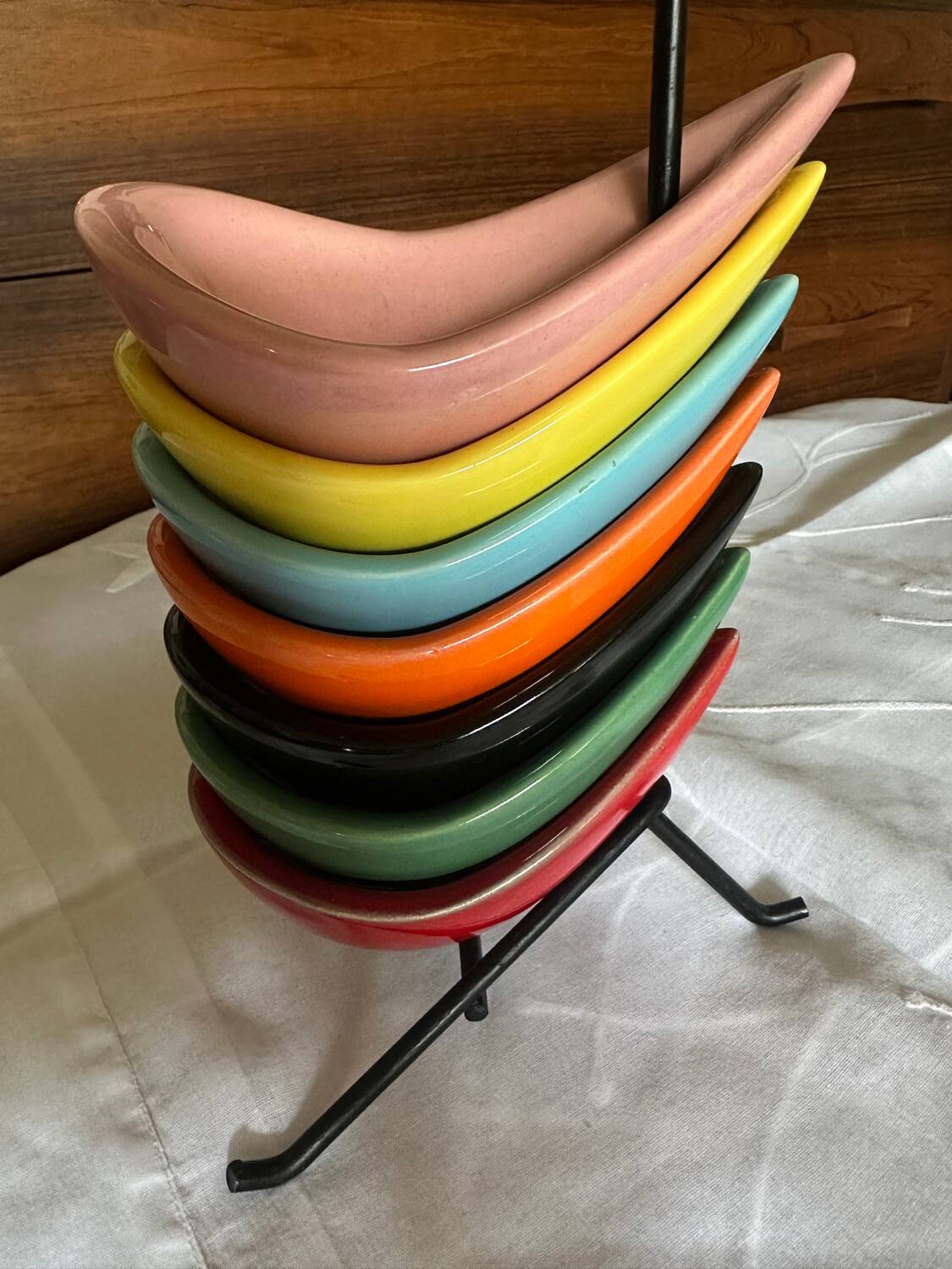 Complete set of 7 multicoloured vintage ceramic bowls.