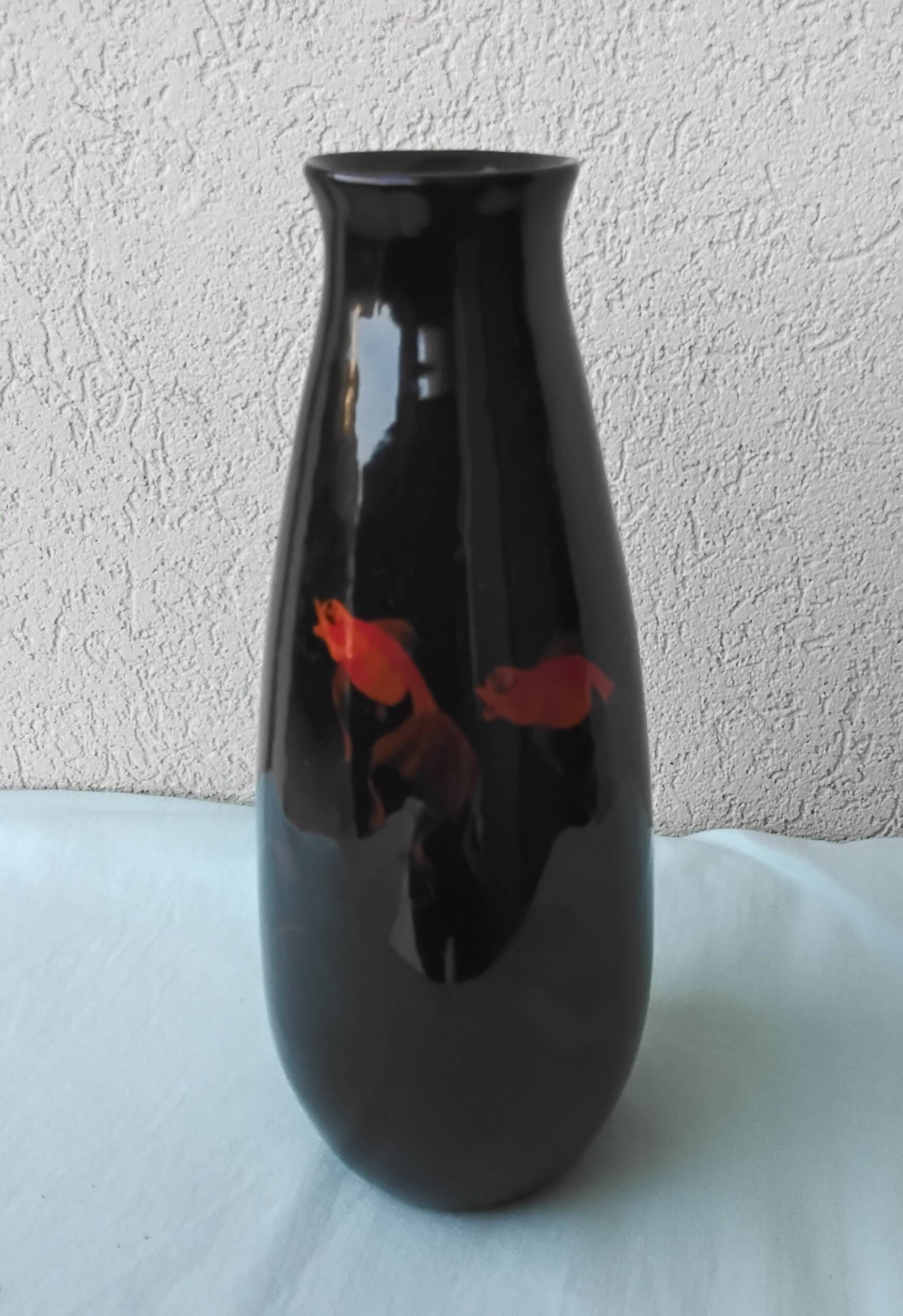 Vase en bois laqué