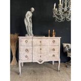 Distressed chest of drawers