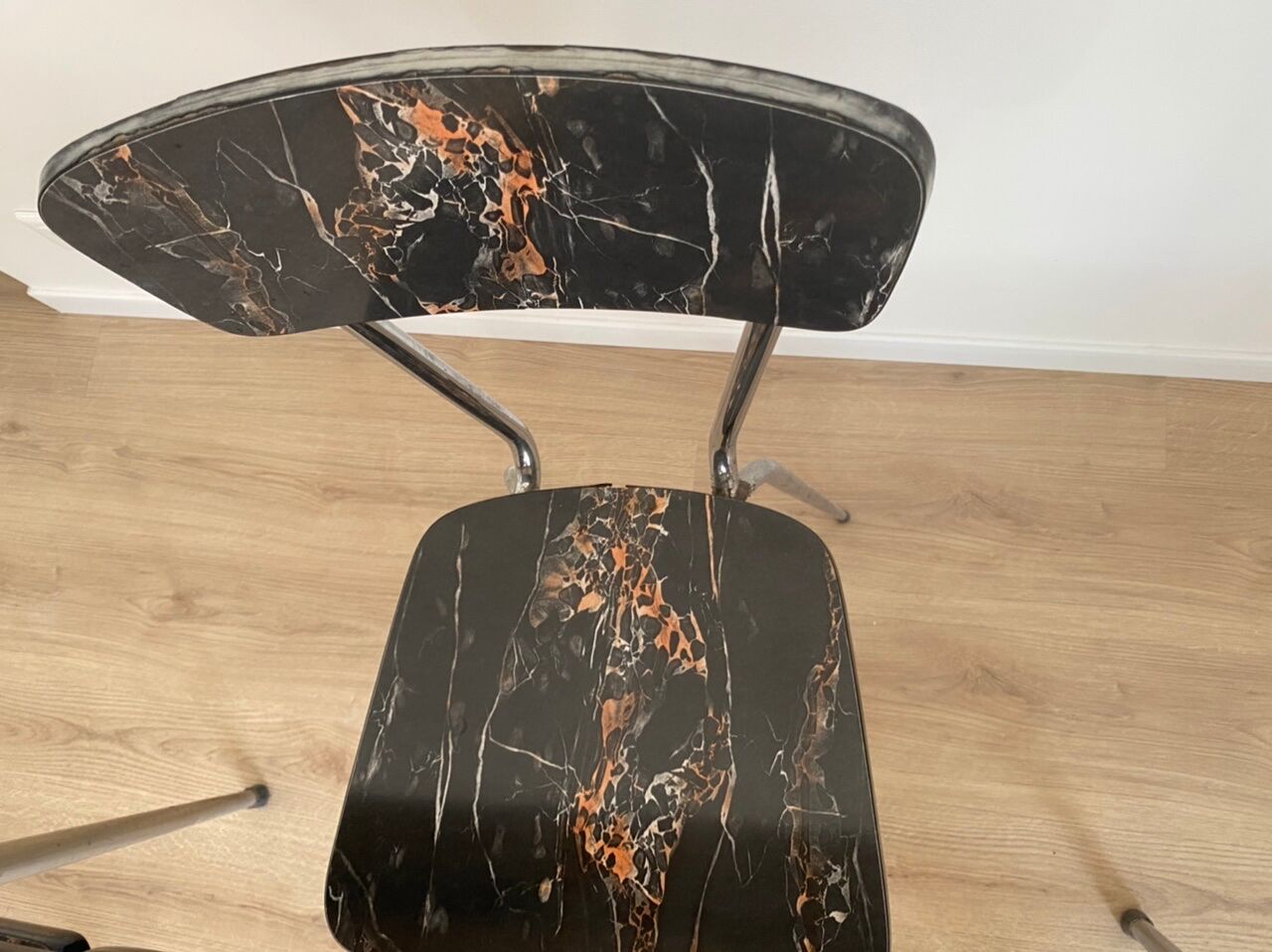 Extendable table + 4 marbled formica chairs