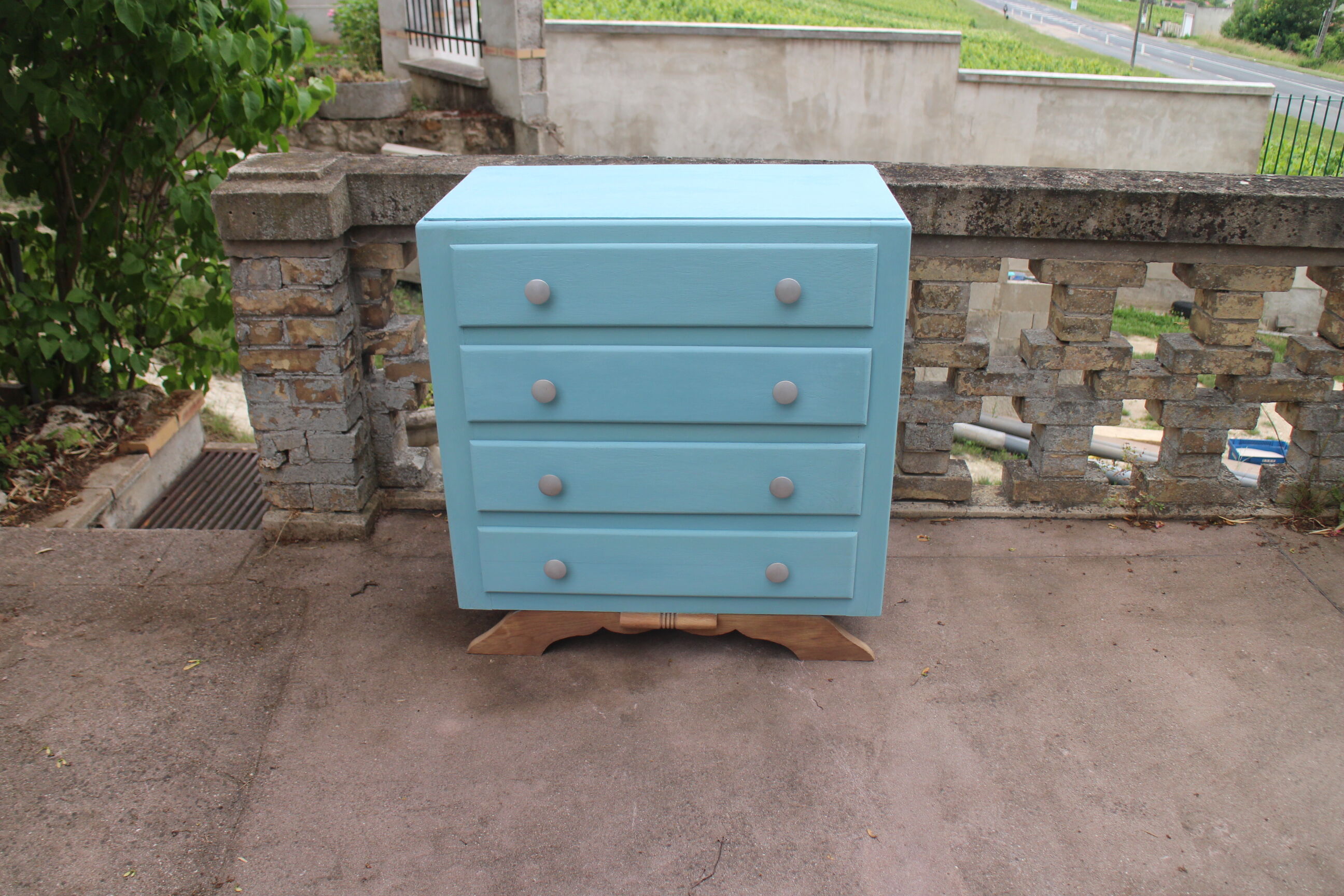 Commode foot mustache