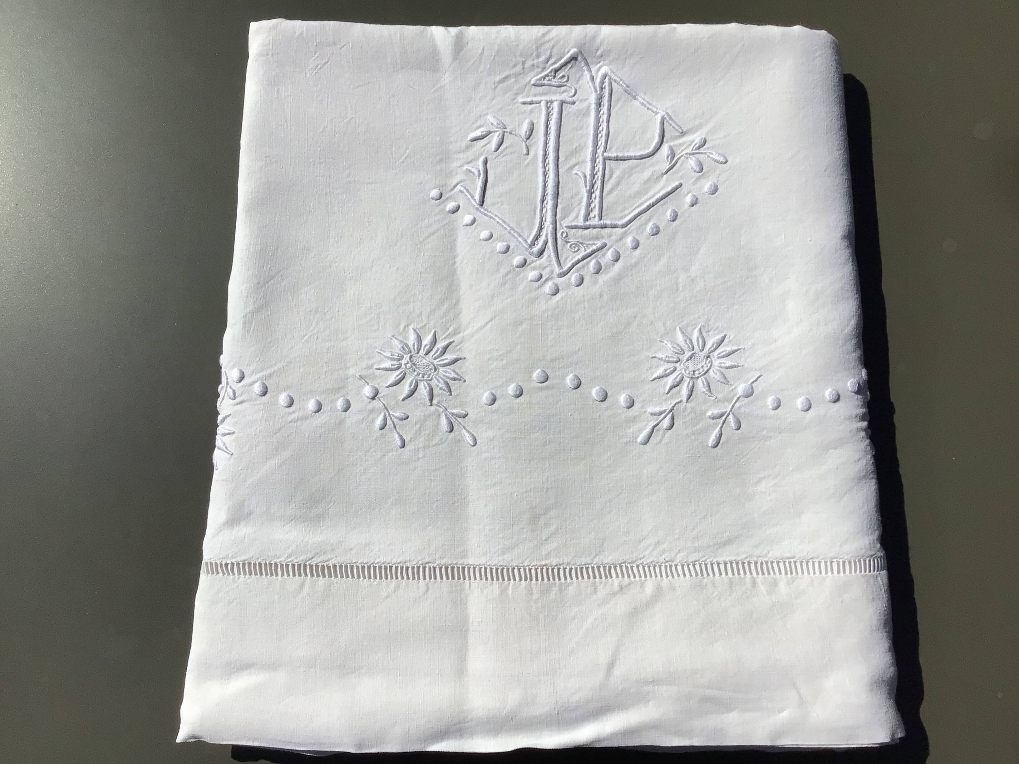 Drape 2 places JP sunflowers and pastilles.