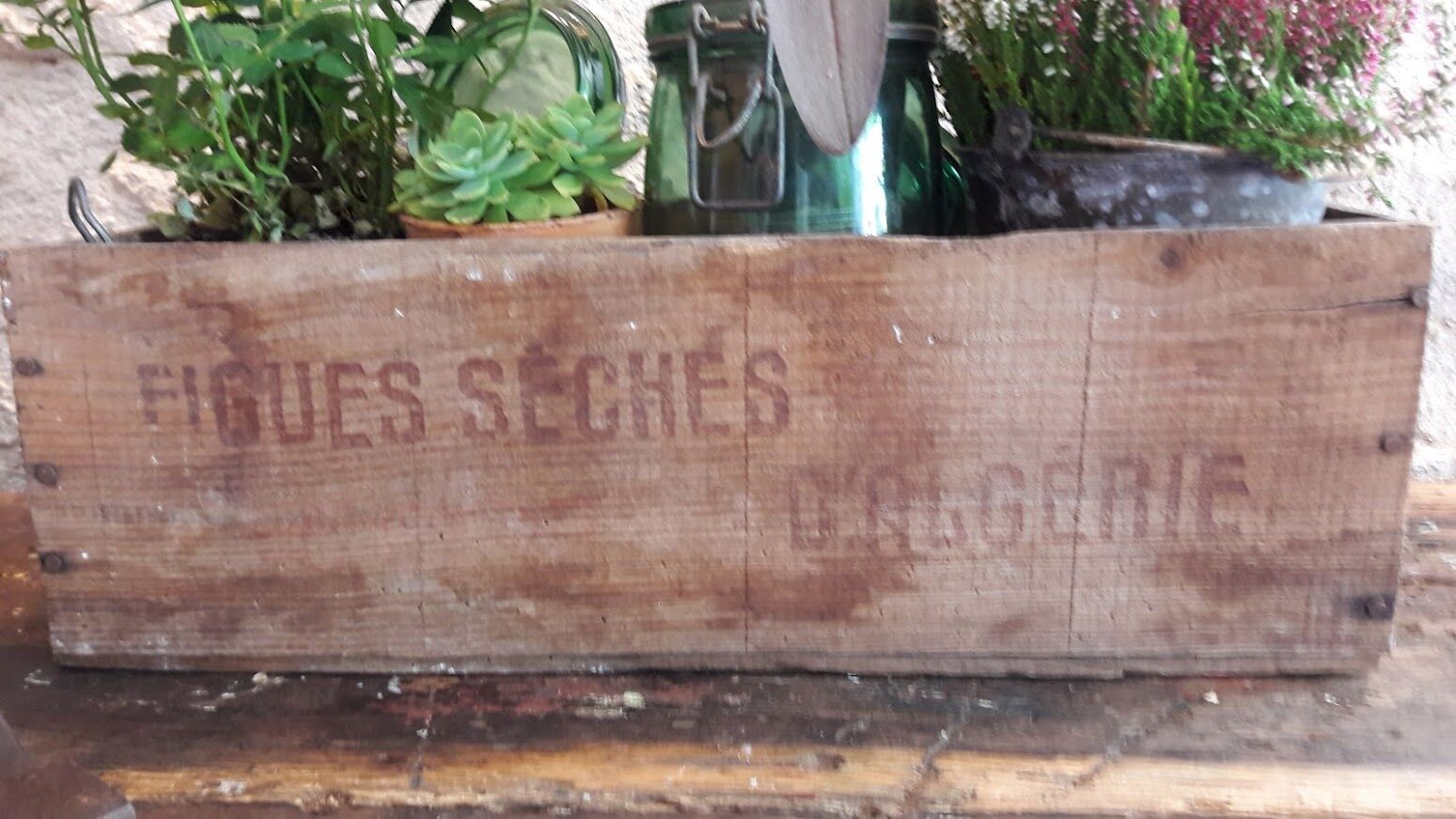 Caisse ancienne en bois pour les figues séches