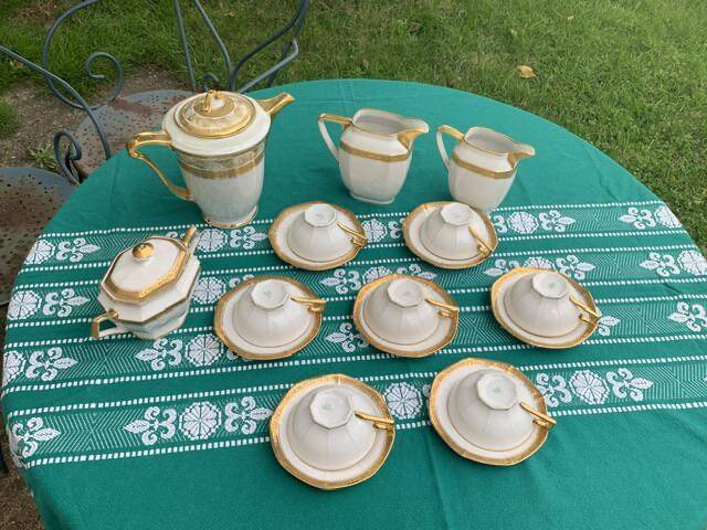 Coffee service consisting of 18 pieces, in white porcelain with gold decoration