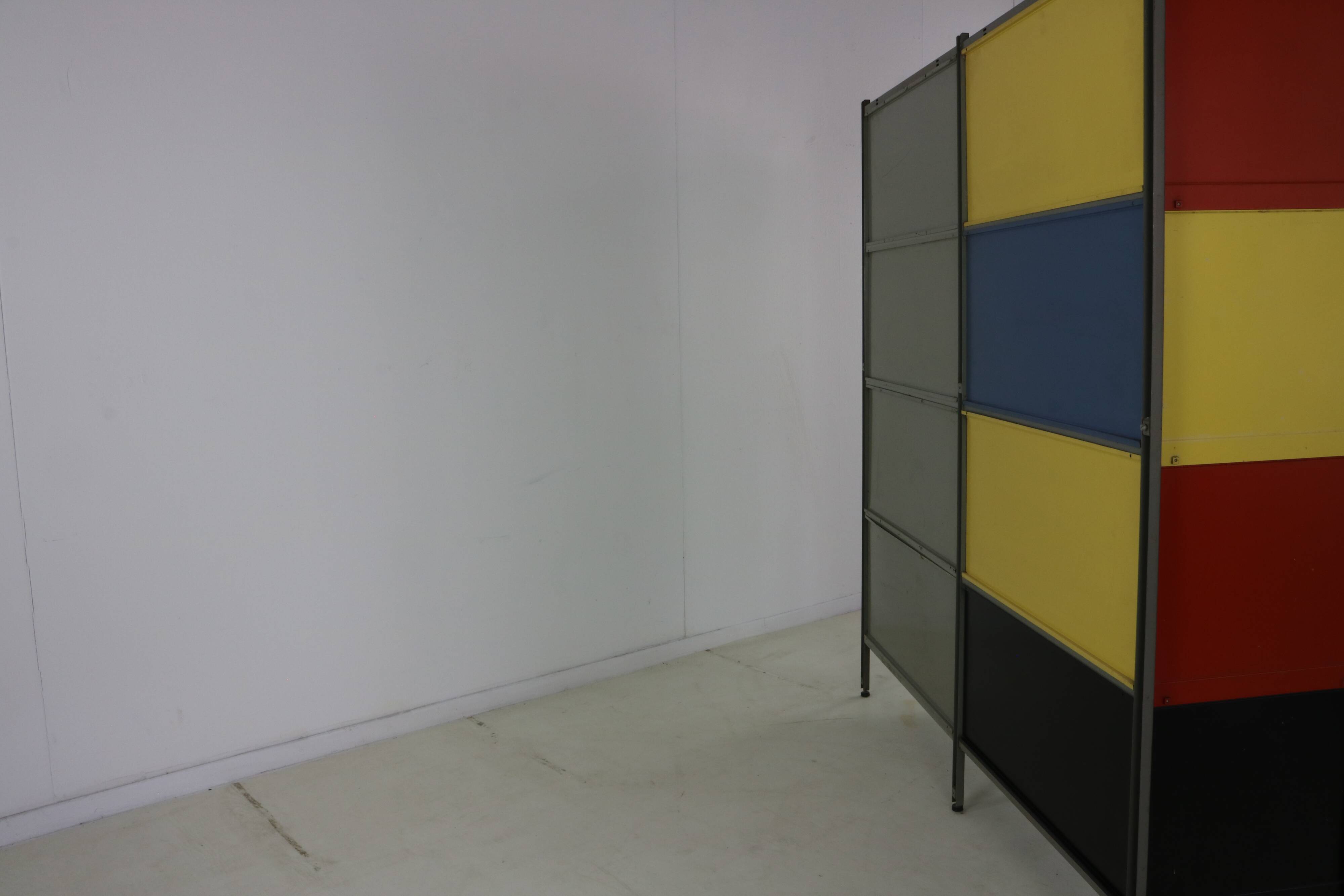 Rangement mural coloré des années 50 par Wim Rietveld pour Gispen