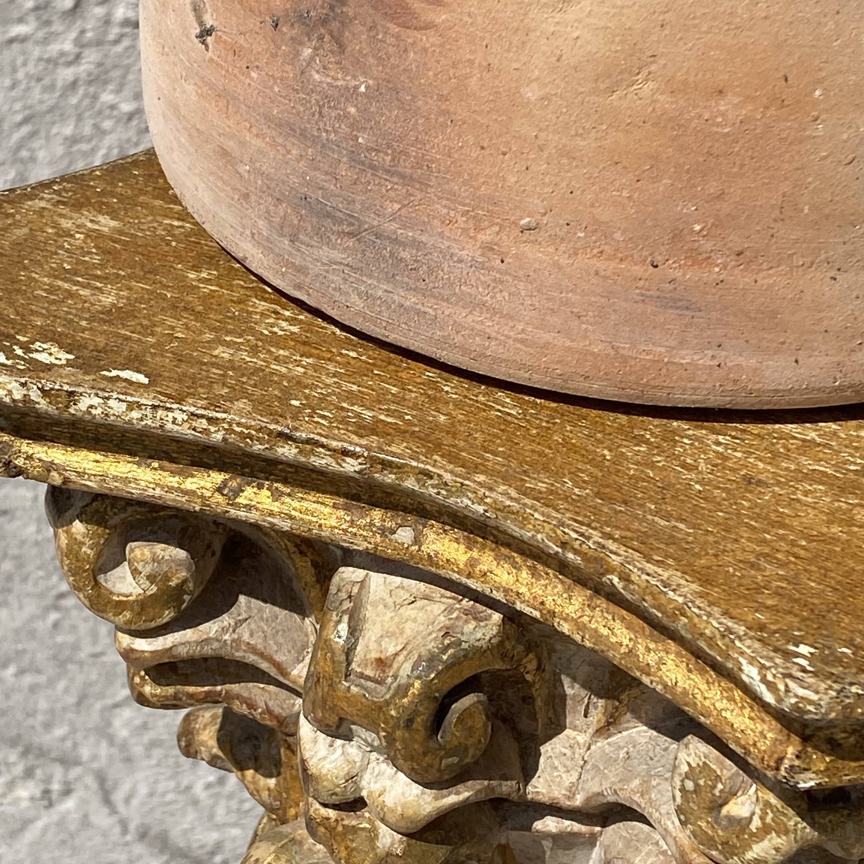 Wooden column in Corinthian style with gilding.