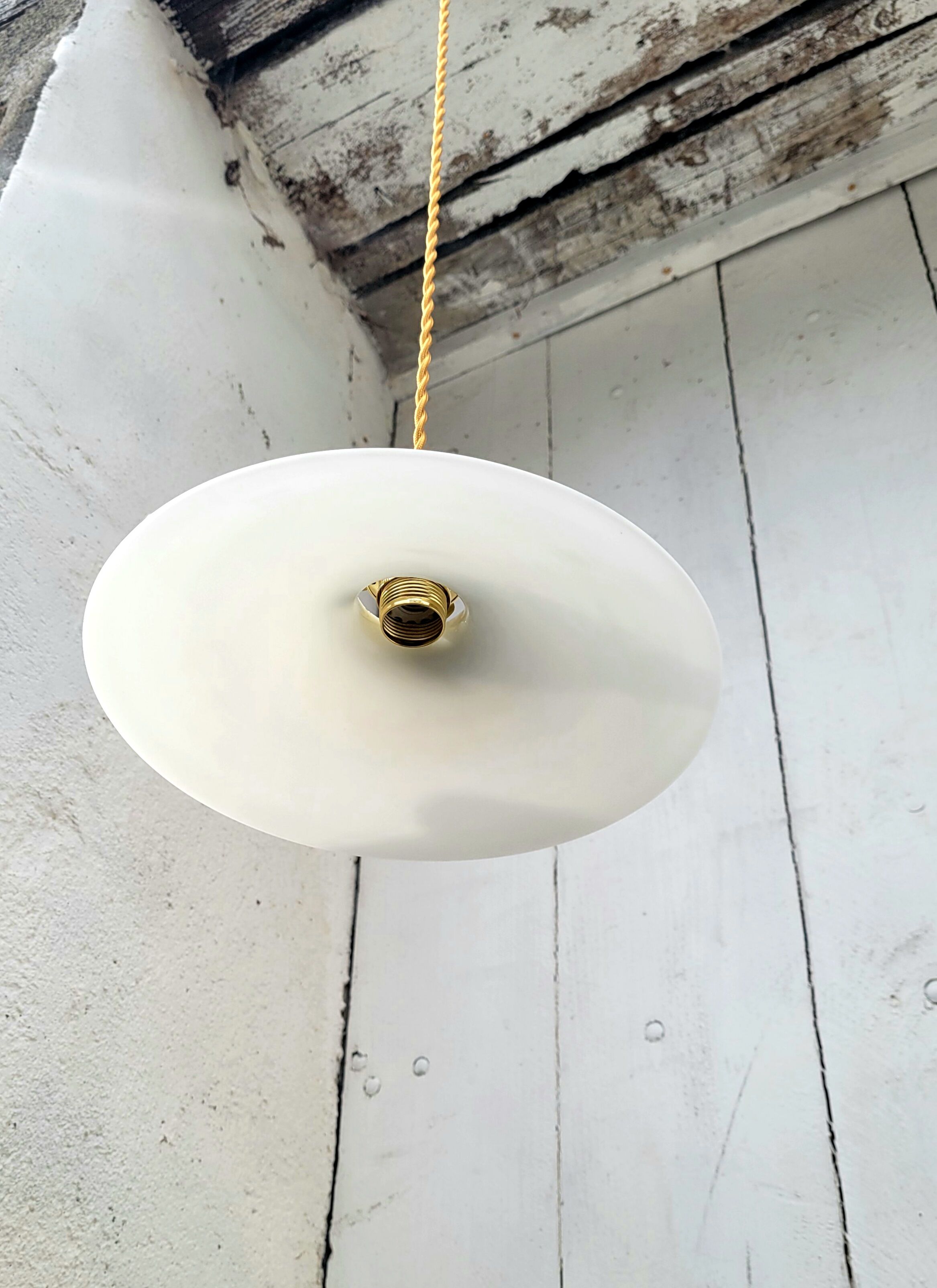 Smooth opaline suspension