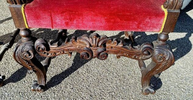 Paire de fauteuils anciens, sculptés en noyer.