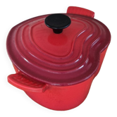 Cocotte Le Creuset . Heart cast iron cherry color.