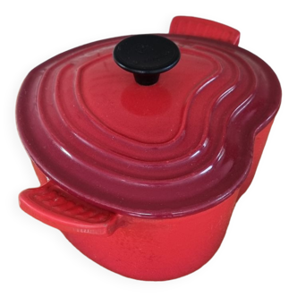 Cocotte le creuset  . coeur fonte  couleur cerise.