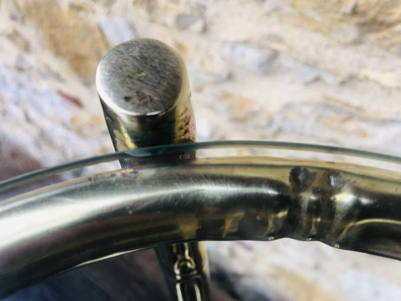 Vintage faux bamboo pedestal table in brass with 2 glass shelves
