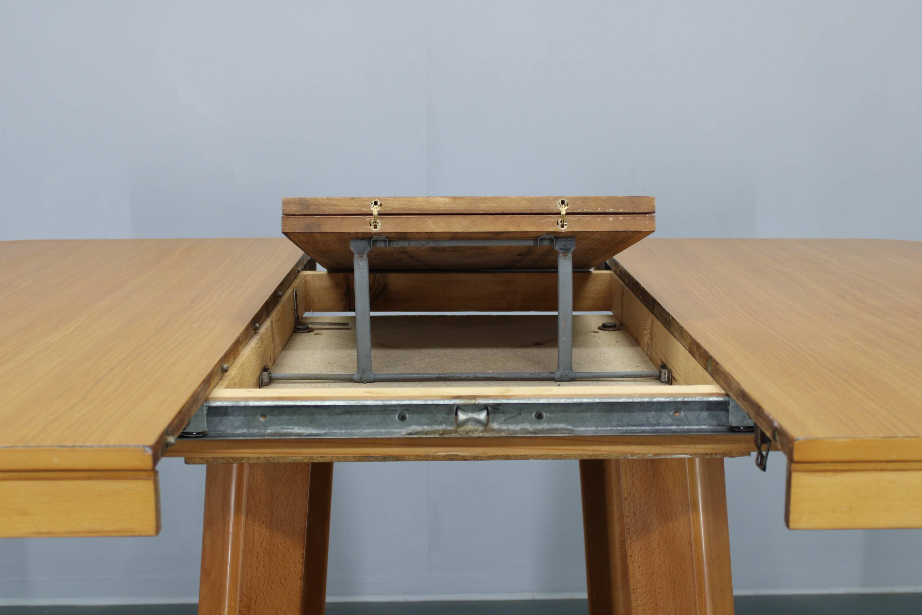 1970s Italian Extendable Dining Table in Maple Finish