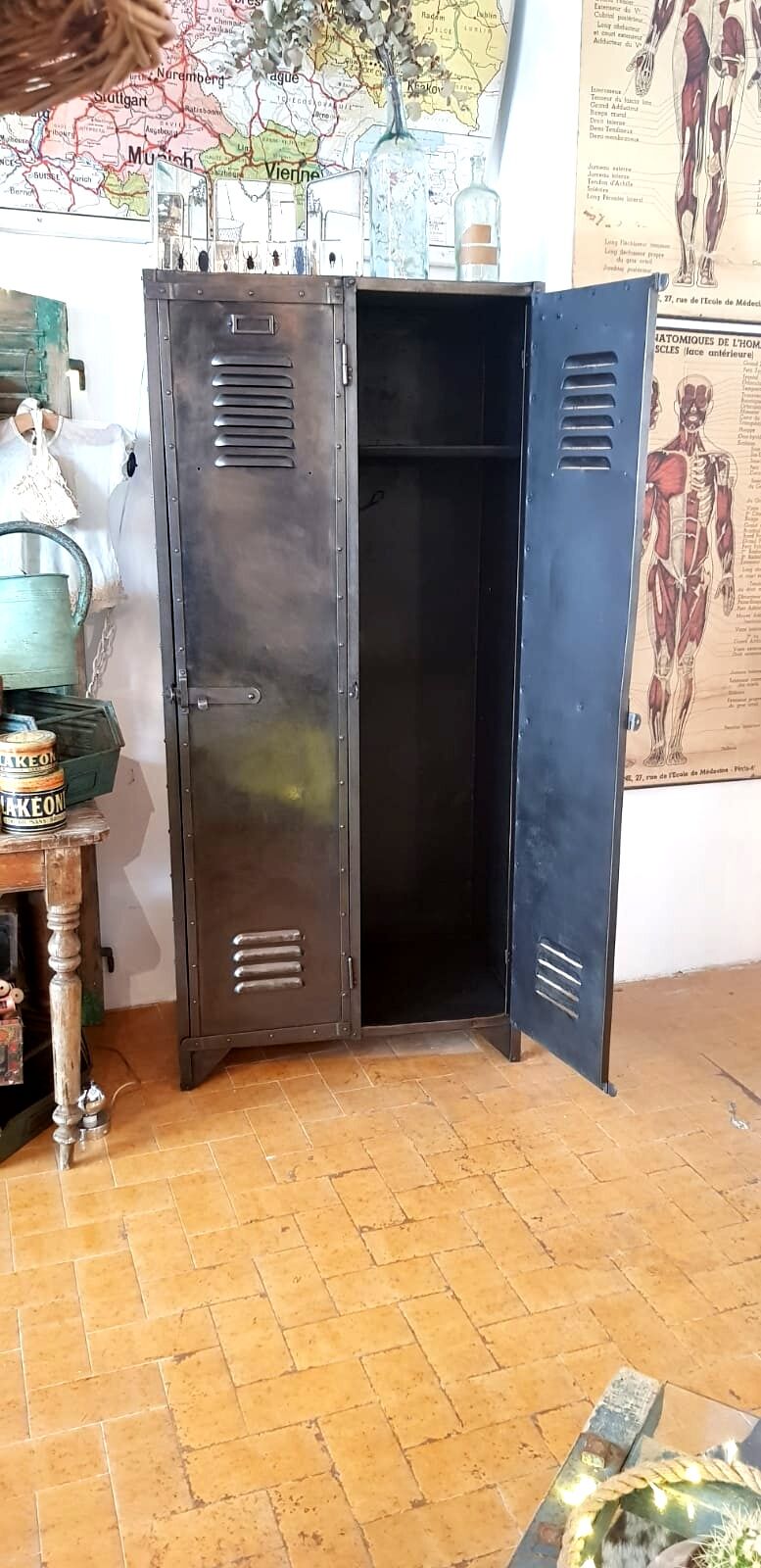 Industrial locker room, J. HOUDRY, 2 doors.