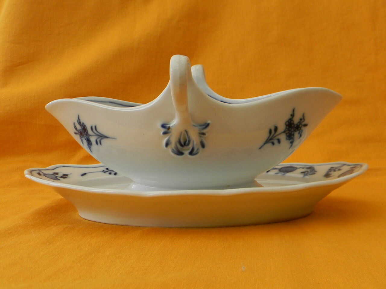 Porcelain saucière germany meissen germany.