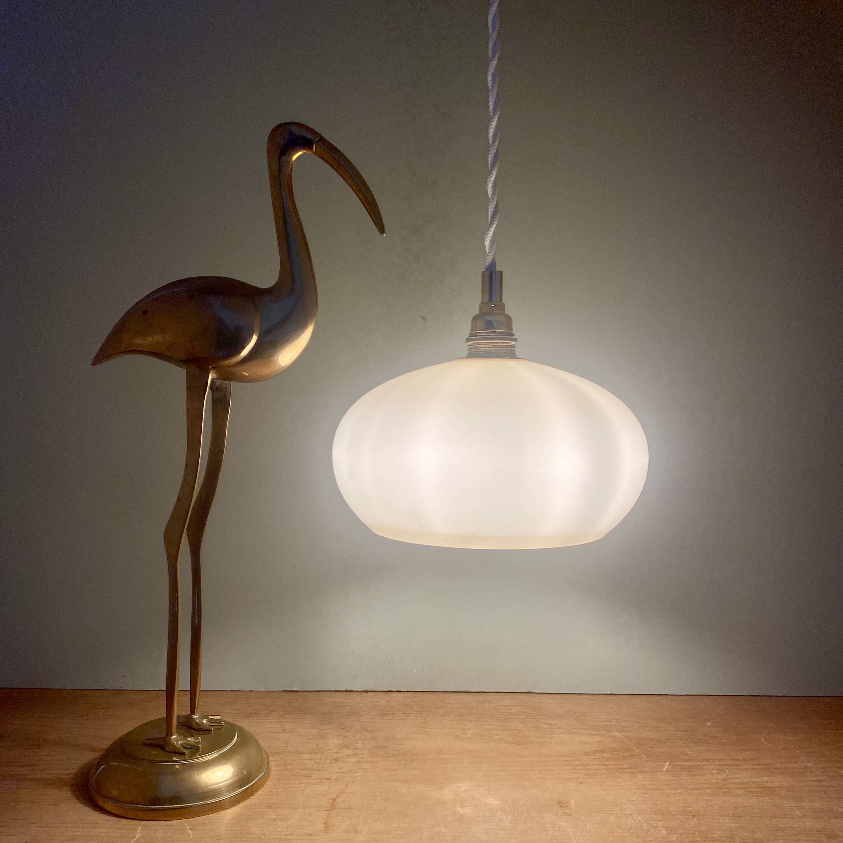 Suspension abat-jour vintage en opaline jaune pâle