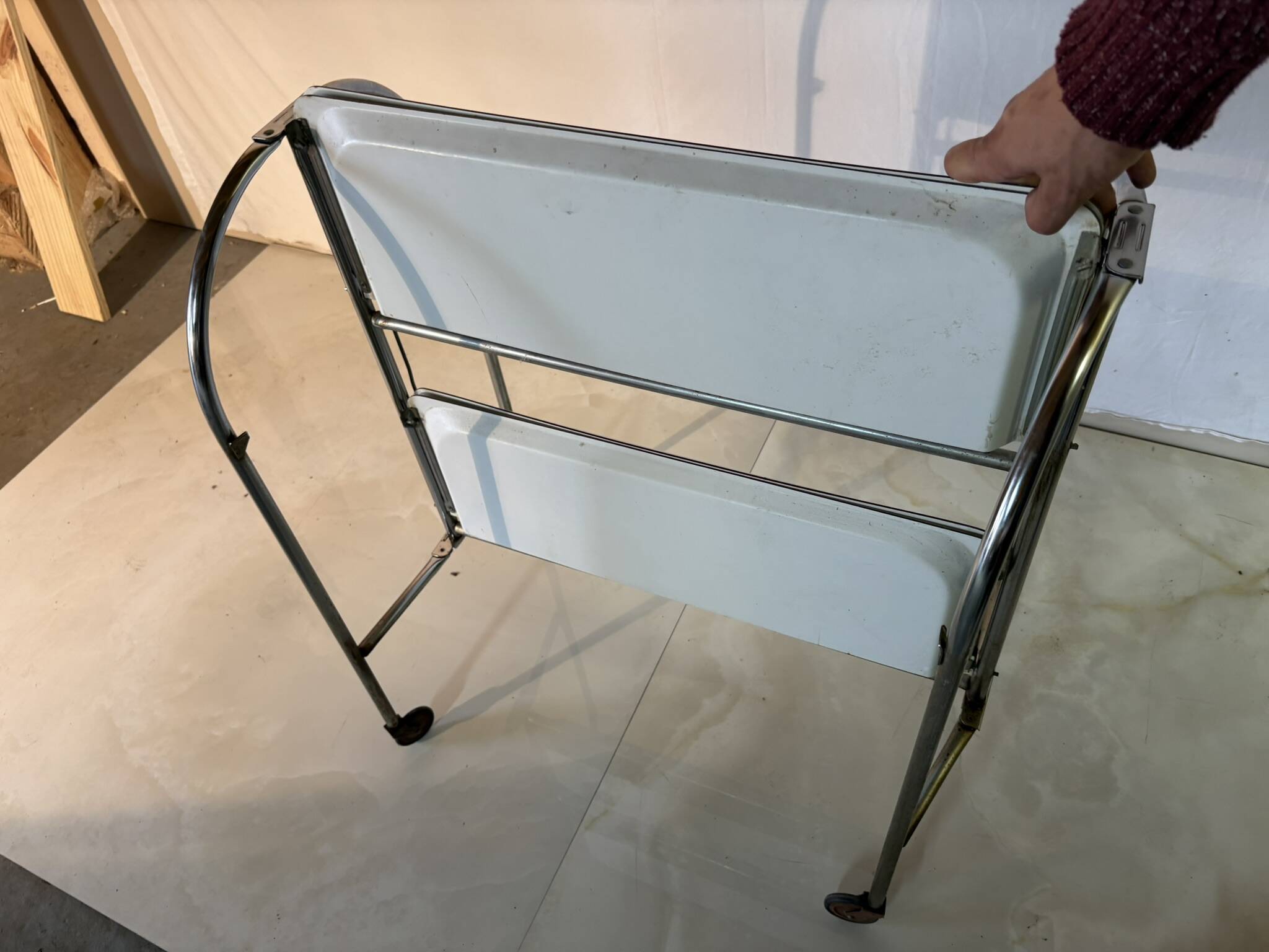 Vintage folding trolley in chromed metal and enamelled trays