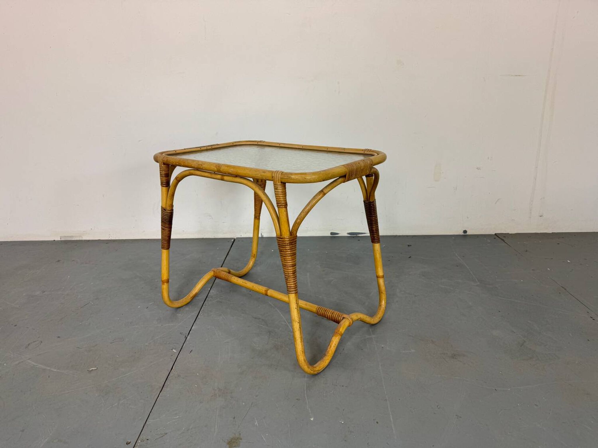 Table d'appoint bohème vintage en rotin, bambou et verre de Rohé Noordwolde,