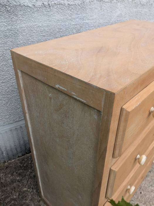 Commode en bois naturel