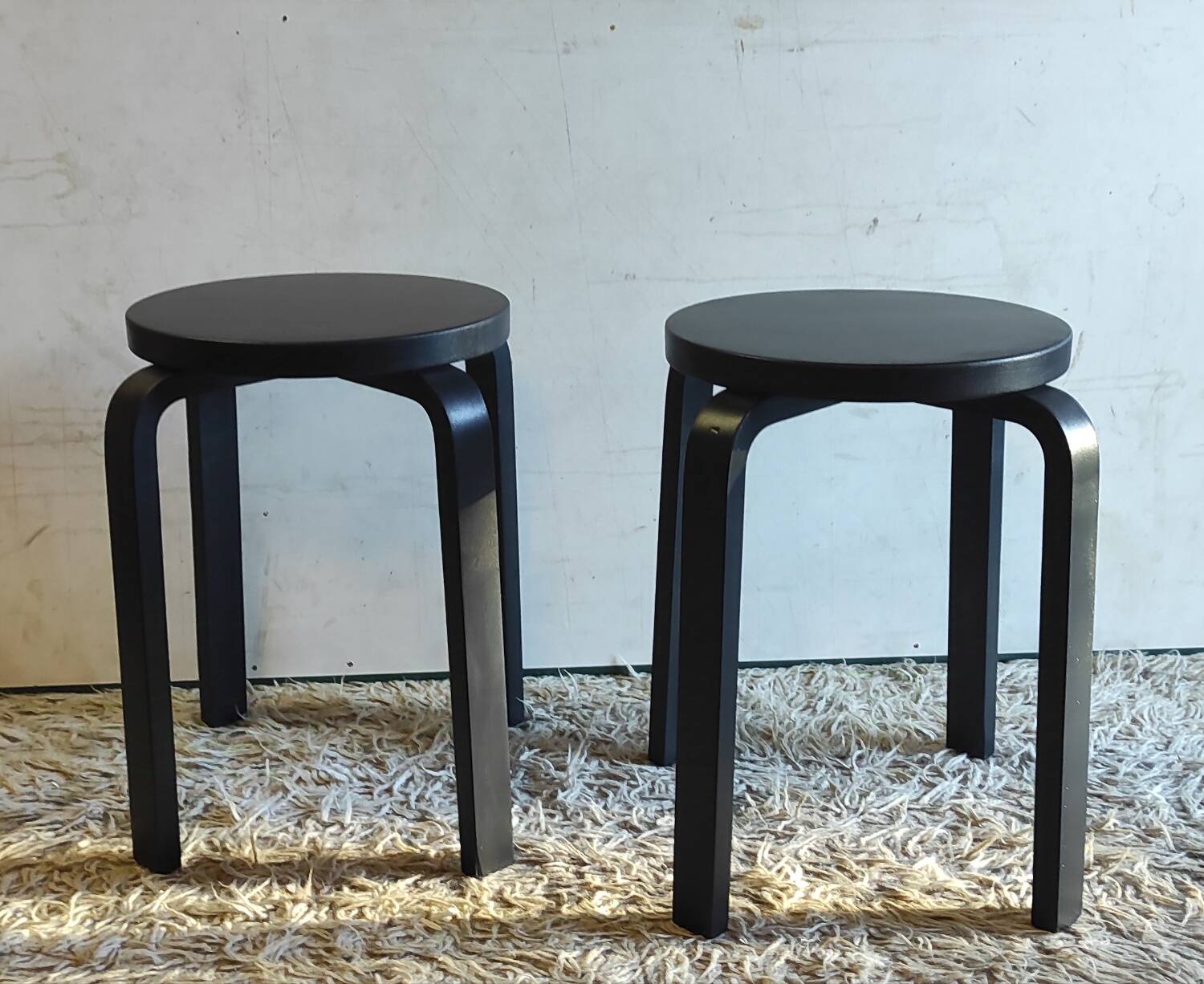 Designer stool in black lacquered solid wood - 80s/90s