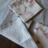 Un lot de 8 serviettes de table gris bleu Pois Fleurs roses
