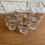 Suite de 8 verres à liqueur en verre blanc et réhauts d'or, circa 1970