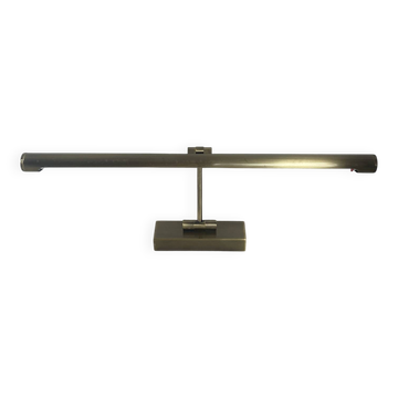 Wall light for picture lighting in brass.