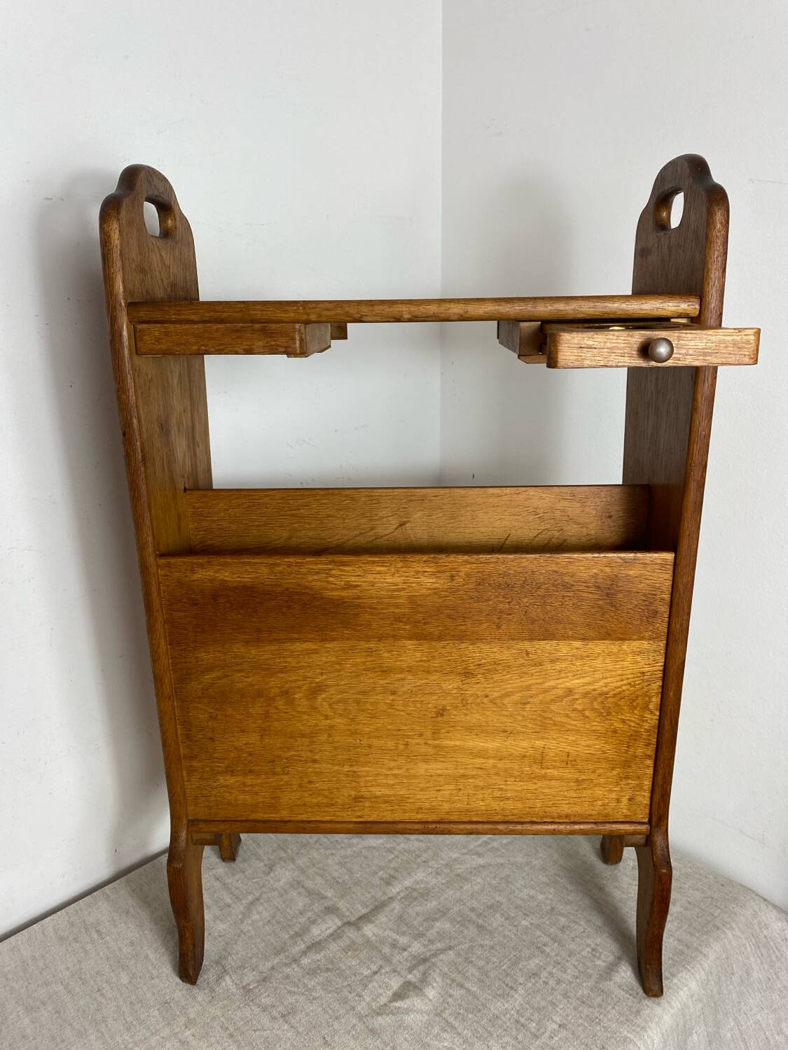 Porte-revues en bois avec repose verres
