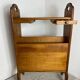 Porte-revues en bois avec repose verres