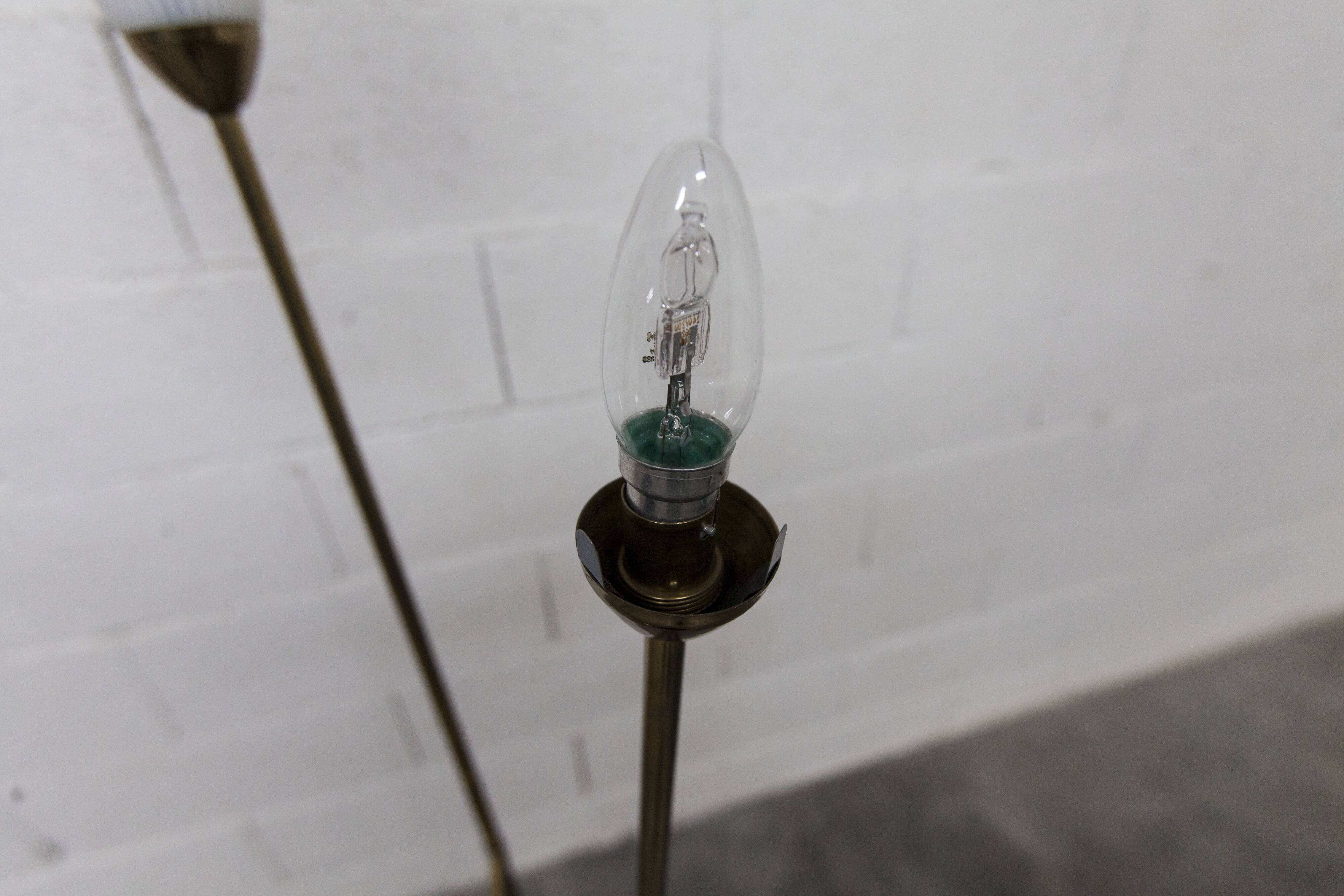 Lampadaire à 3 branches de 1960 laiton doré, fonte et opalines