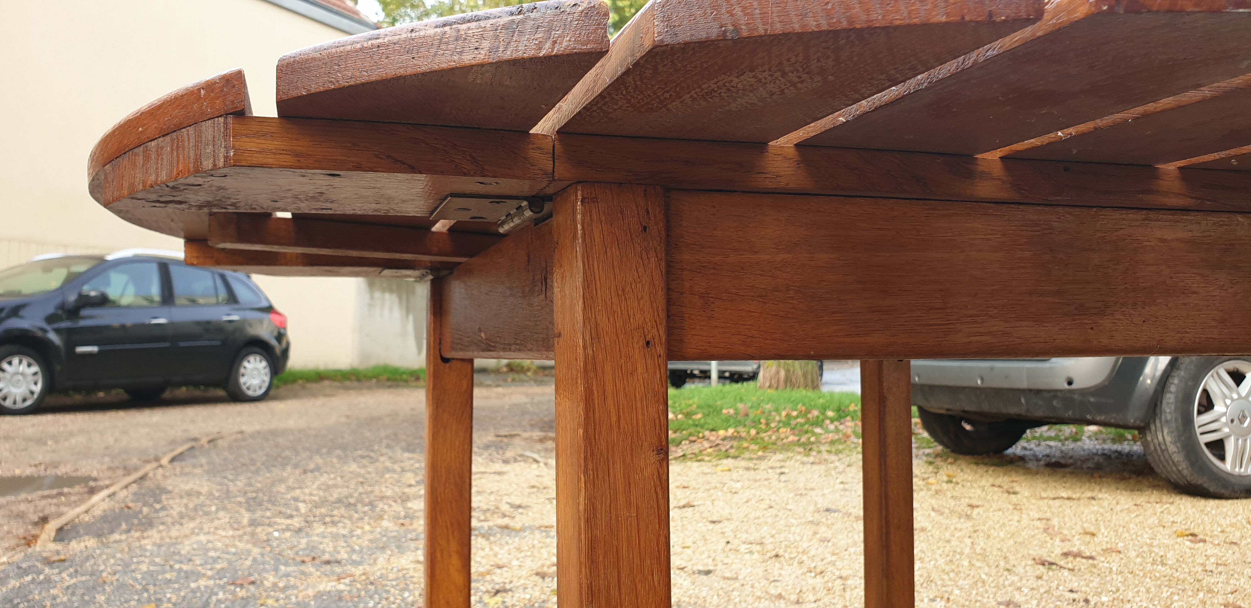 Round table of swing terrace