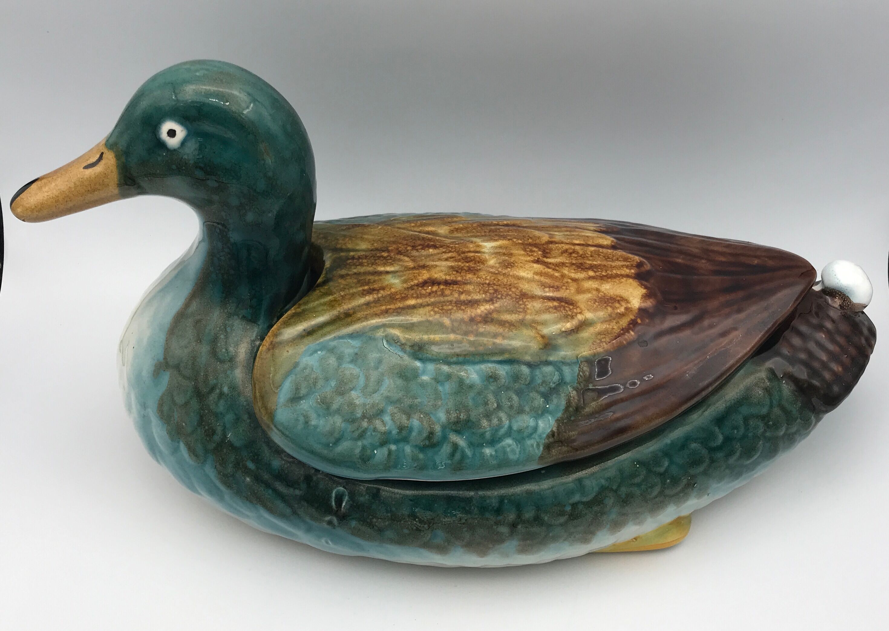 Soupière centrale, plat et couvercle en céramique émaillée polychrome, forme canard