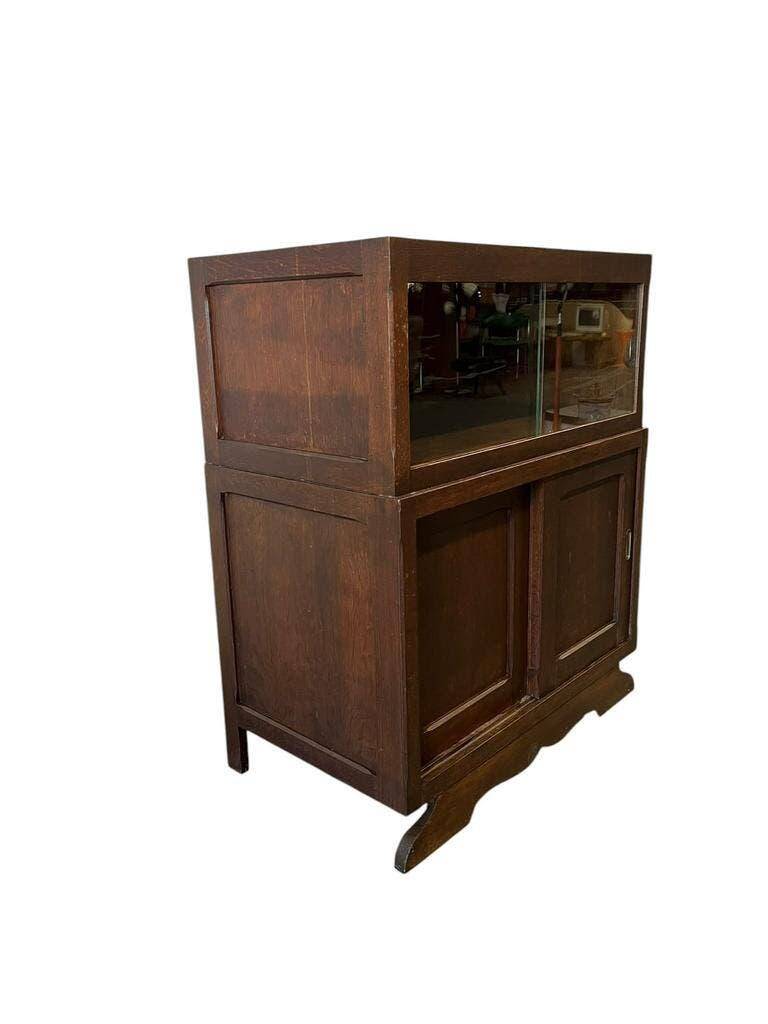 Armoire vitrine en bois vintage avec accent art déco