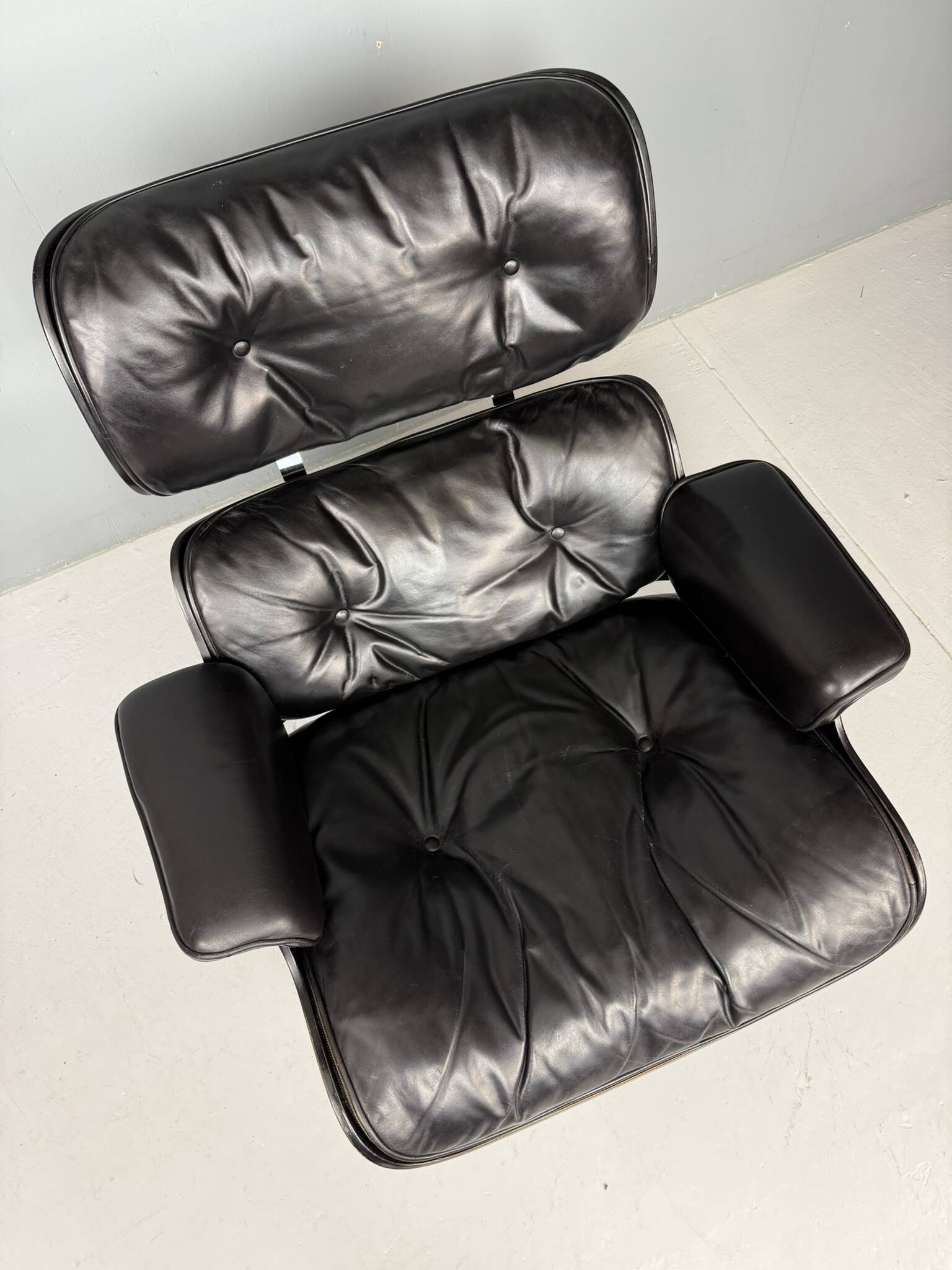 Chaise longue Eames entièrement noire par Herman Miller, années 1970.