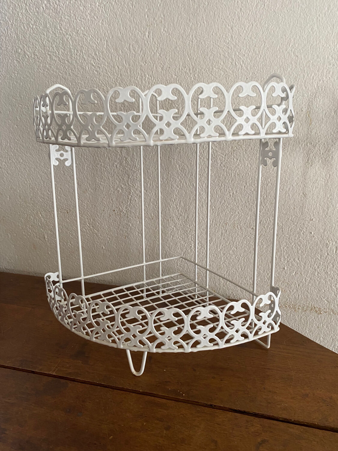 Corner shelf in openwork metal