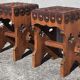 Paire de tabourets brutalistes, assise cuir.