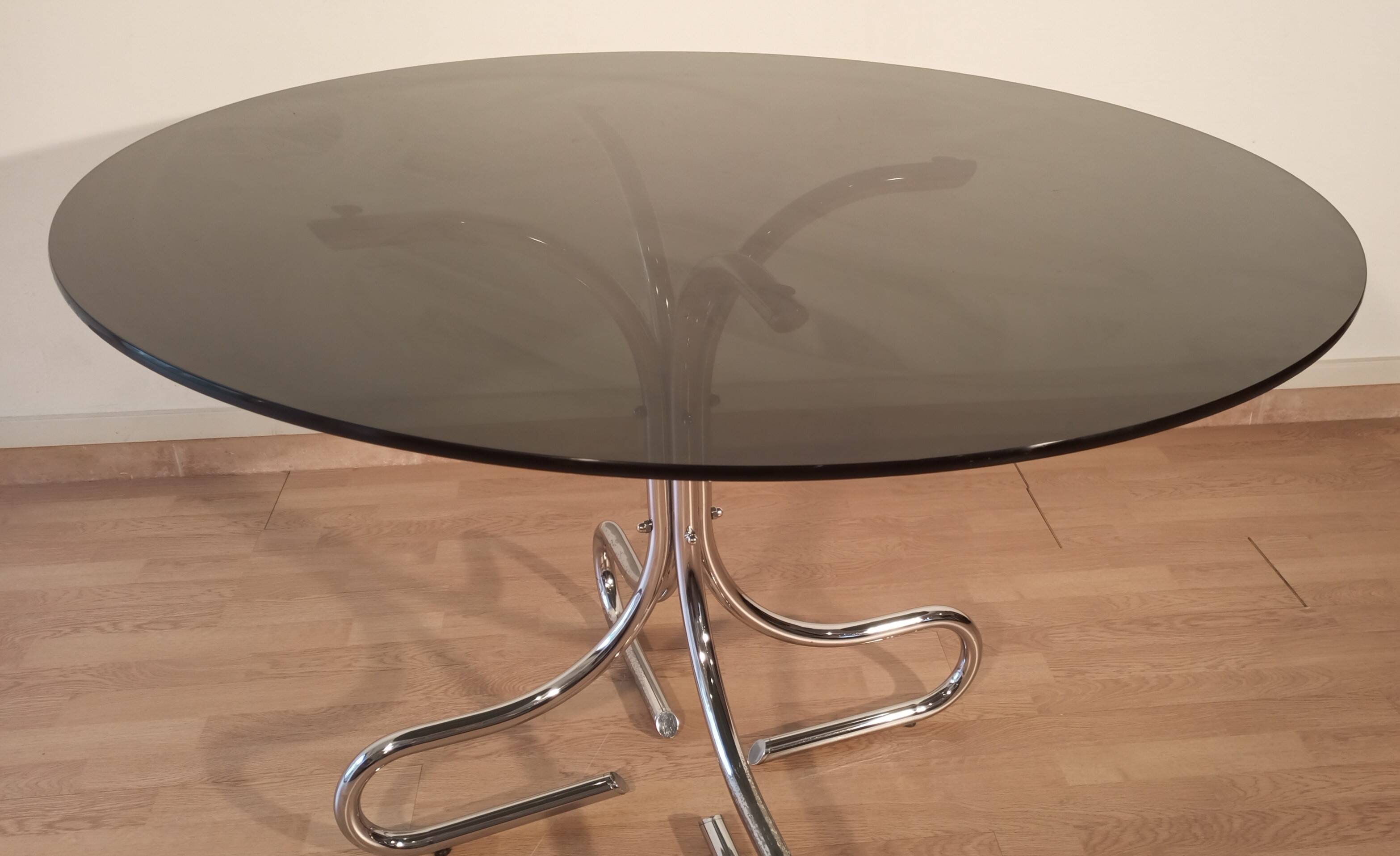 Table basse italienne du milieu du siècle en chrome et acier avec plateau rond en verre fumé, années 1960