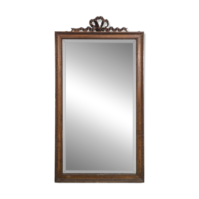 Miroir de style Louis XVI en noyer sculpté