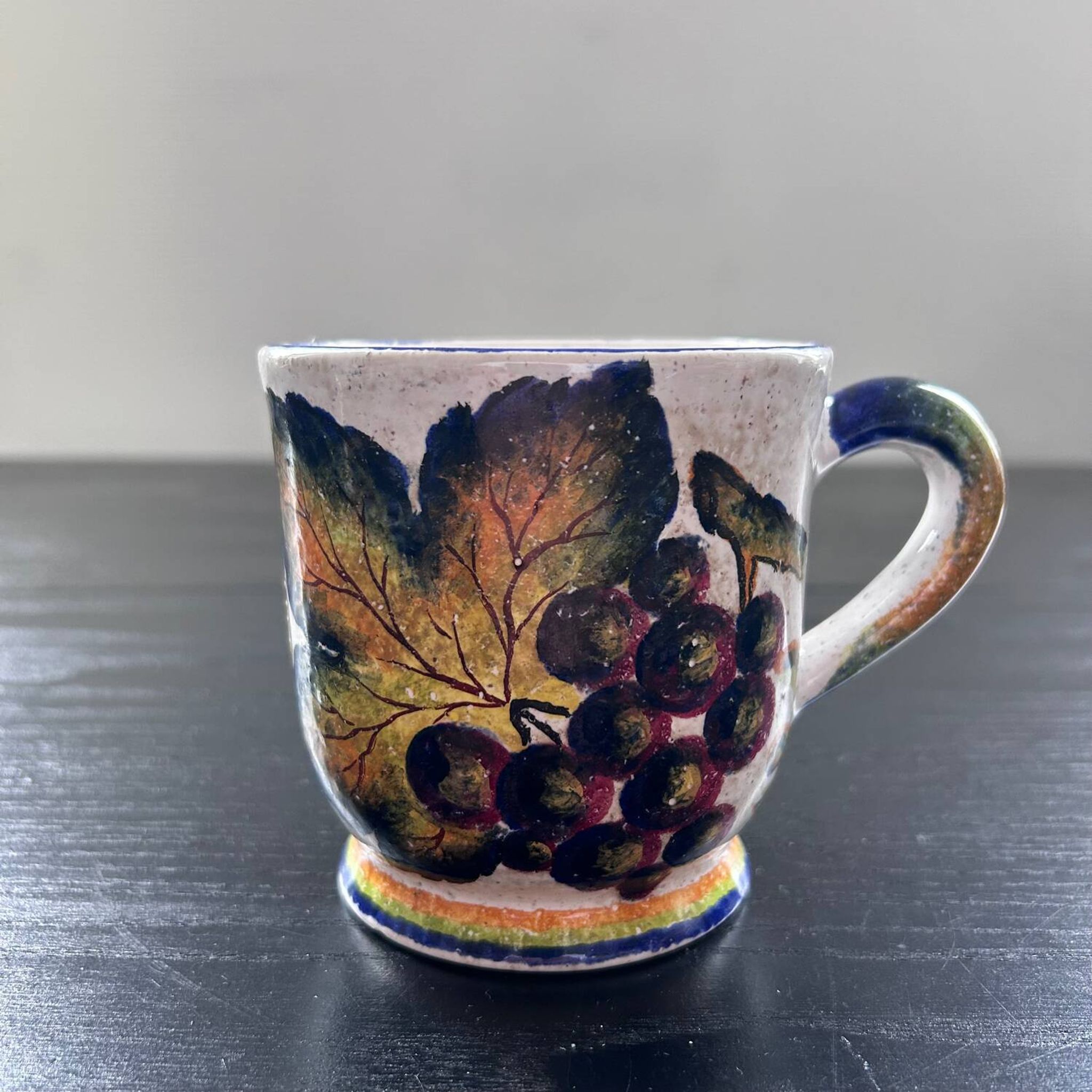 Mug décor raisin signé